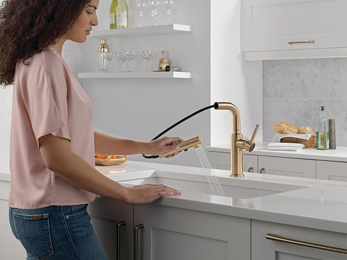 Delta Daneri Brushed Gold Kitchen Faucet with Pull-Out Sprayer, Modern Single Hole Kitchen Sink Faucet, Single Handle, Champagne Bronze 16879-CZ-DST
